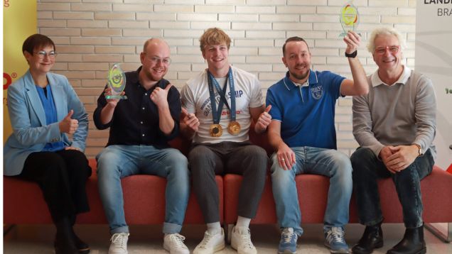 Foto mit (v.l.n.r.) Lotto-GF Anja Bohms, Max Drößigk, Jacob Schopf, Markus Schenker und LSB Präsident K.-H. Hegenbart auf dem Sieger-Sofa