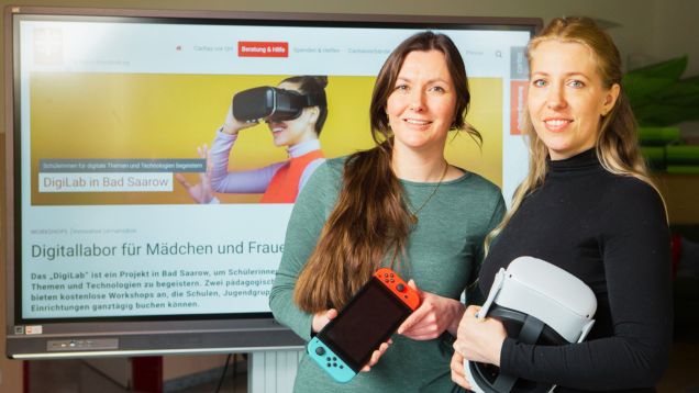 Juliana Kluge (li) und Marika Klawon leiten das erste Caritas-Digitallabor in Brandenburg