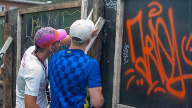 Junge Graffiti-Künstler im Projekt Repair & Care