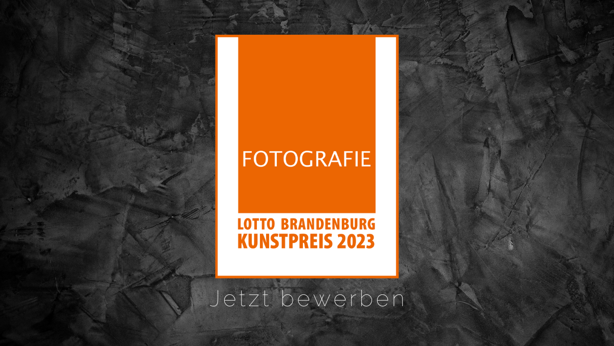 Grafisches Symbolbild mit orangem Logo des Lotto Brandenburg Kunstpreis Fotografie