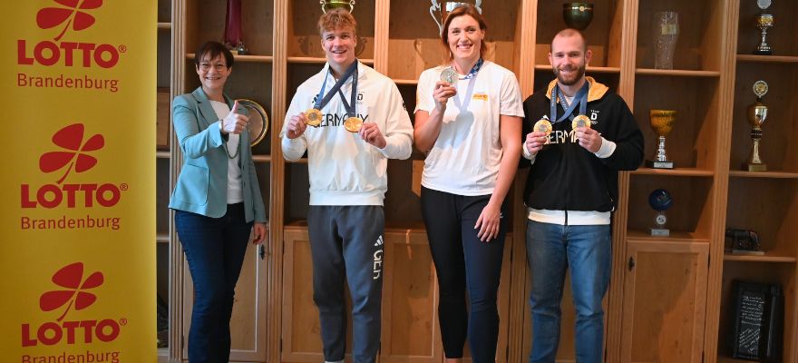 Foto v.l.n.r.: Anja Bohms (Geschäftsführerin LOTTO Brandenburg), Olympioniken Jacob Schopf, Kristin Pudenz und Max Lemke