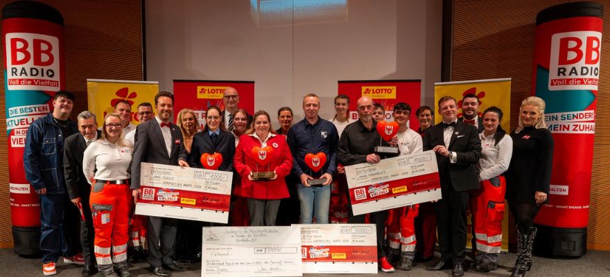 Finale mit allen Hörerhelden 2024 auf der Bühne zur Gala