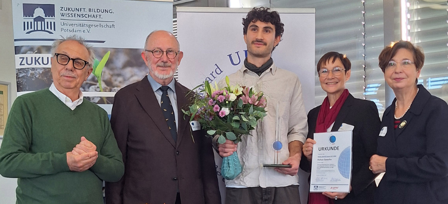 Preisträger Rohan Sawahn erhält Pokal und Urkunde